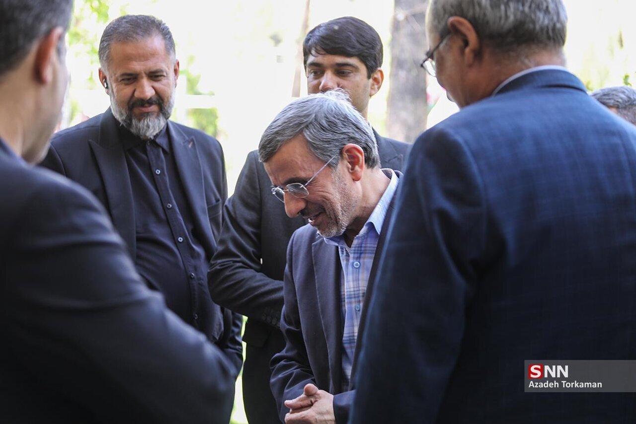 تصاویری از احمدی نژاد در مراسم گرامیداشت حمید بهبهانی وزیر راه دولت نهم...