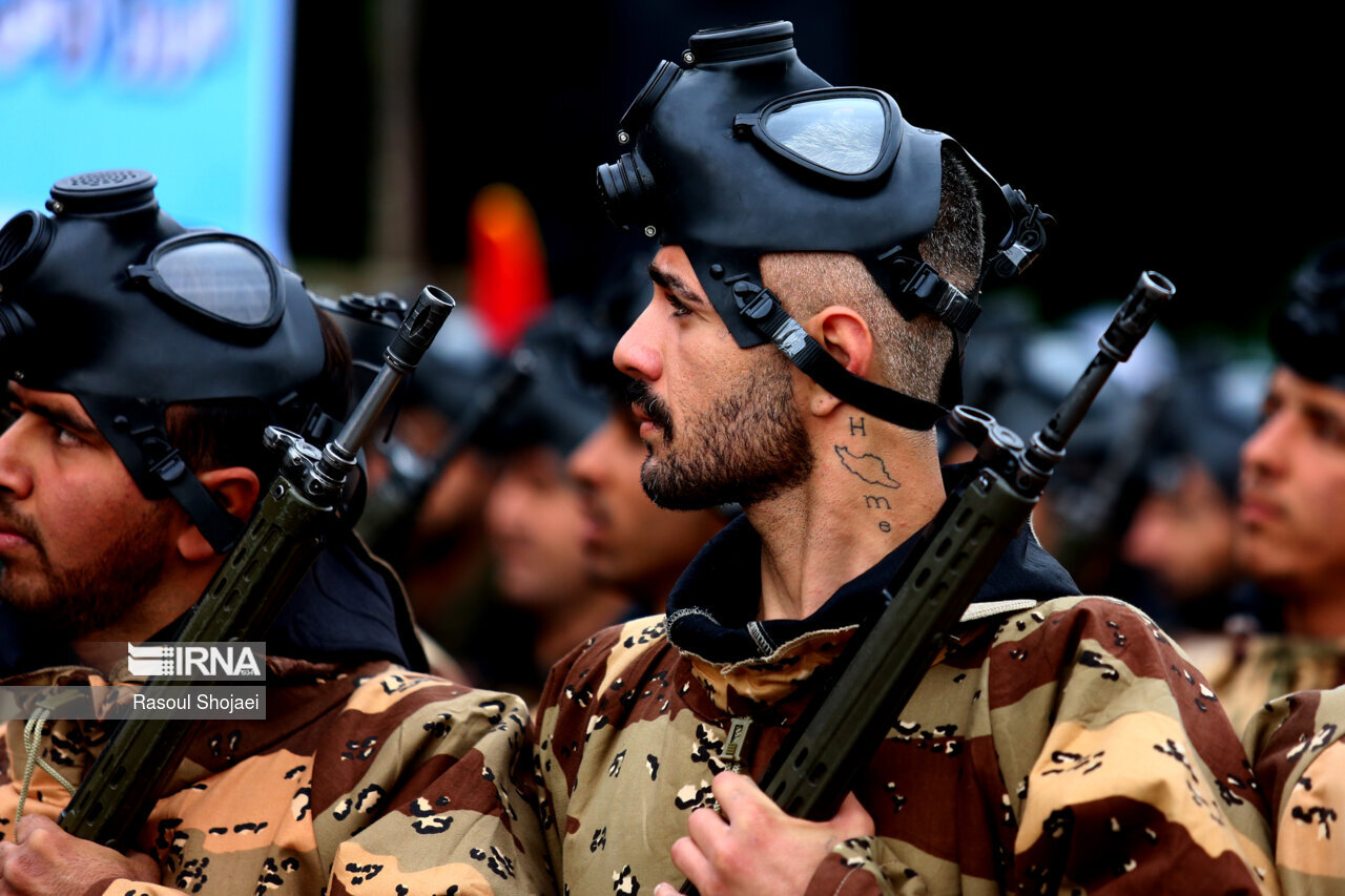 خالکوبی معنادار یک سرباز در رژه ارتش +عکس
