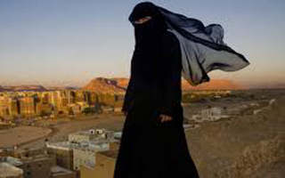 خانم وزیر داعشی در یک اردوگاه به دام افتاد +تصاویر