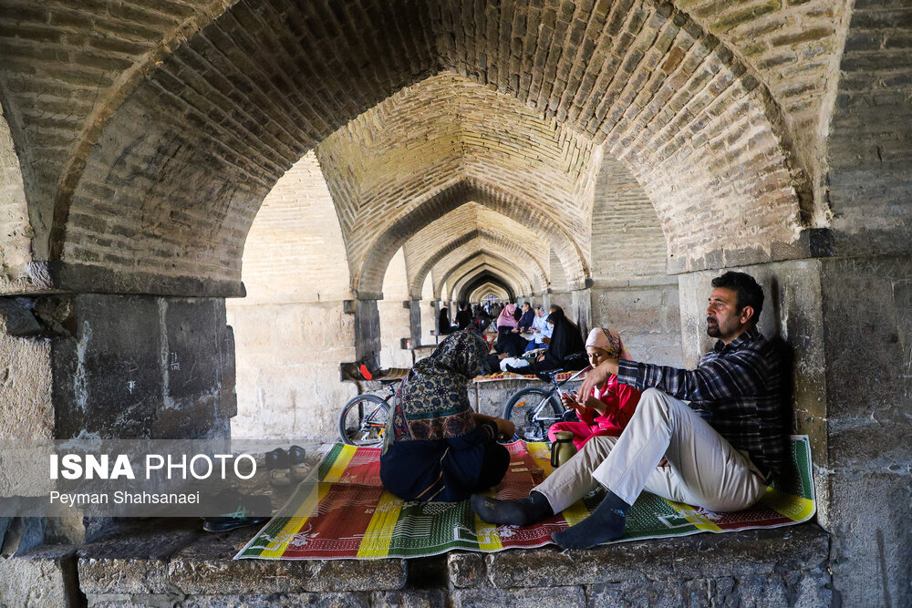 تصاویر جالب از استراحت زیر سایه پل خواجو بعد از صدای انفجار در اصفهان 