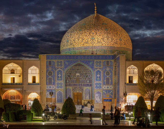 مسجد شیخ‌لطف‌الله اصفهان در یک شب زیبا+عکس