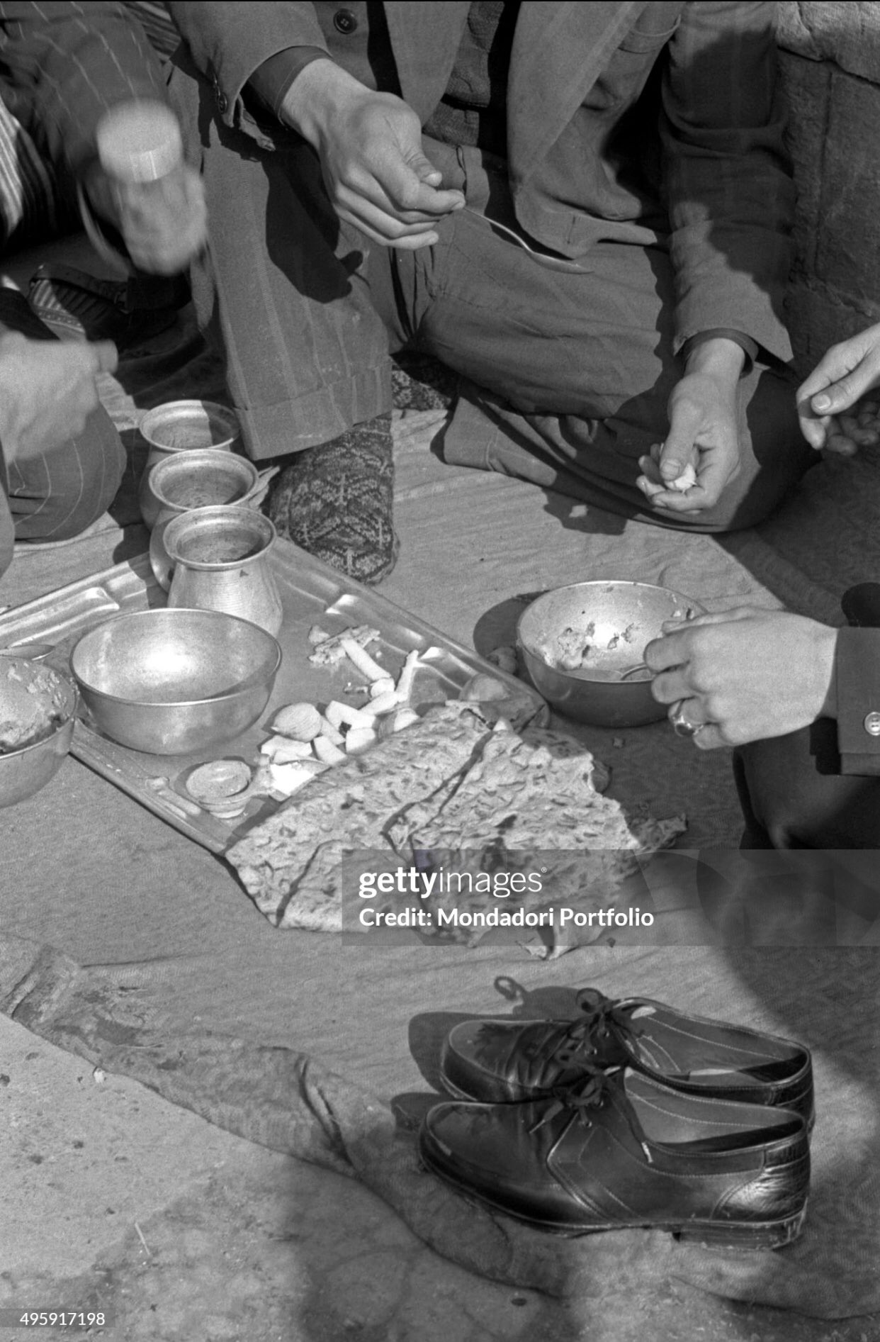 دیزی خوردن در کنار خیابان‌های تهران در دهه ۳۰+عکس