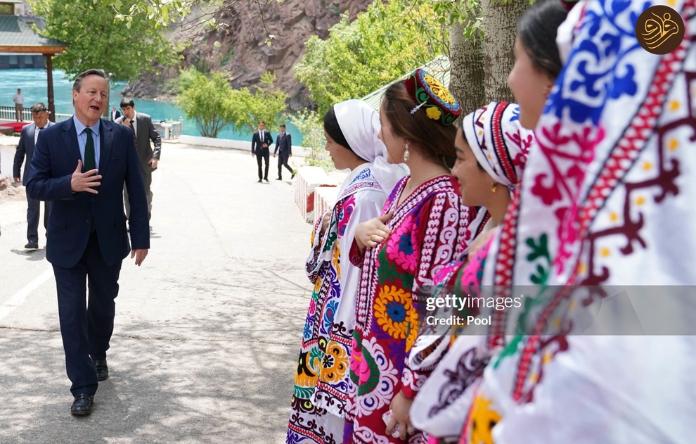  دیوید کامرون مقابل دختران تاجیکستانی دست به سینه شد+عکس