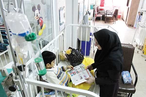 خانم معلم اصفهانی کلاس درس‌اش را به بیمارستان برد+عکس