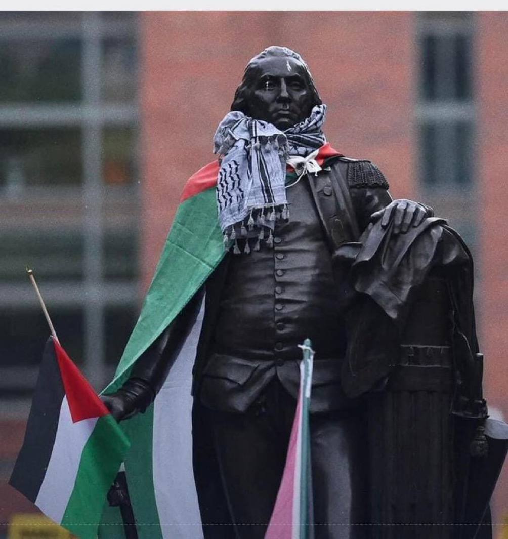 چفیه و پرچم فلسطین بر دوش بنیانگذار آمریکا + عکس