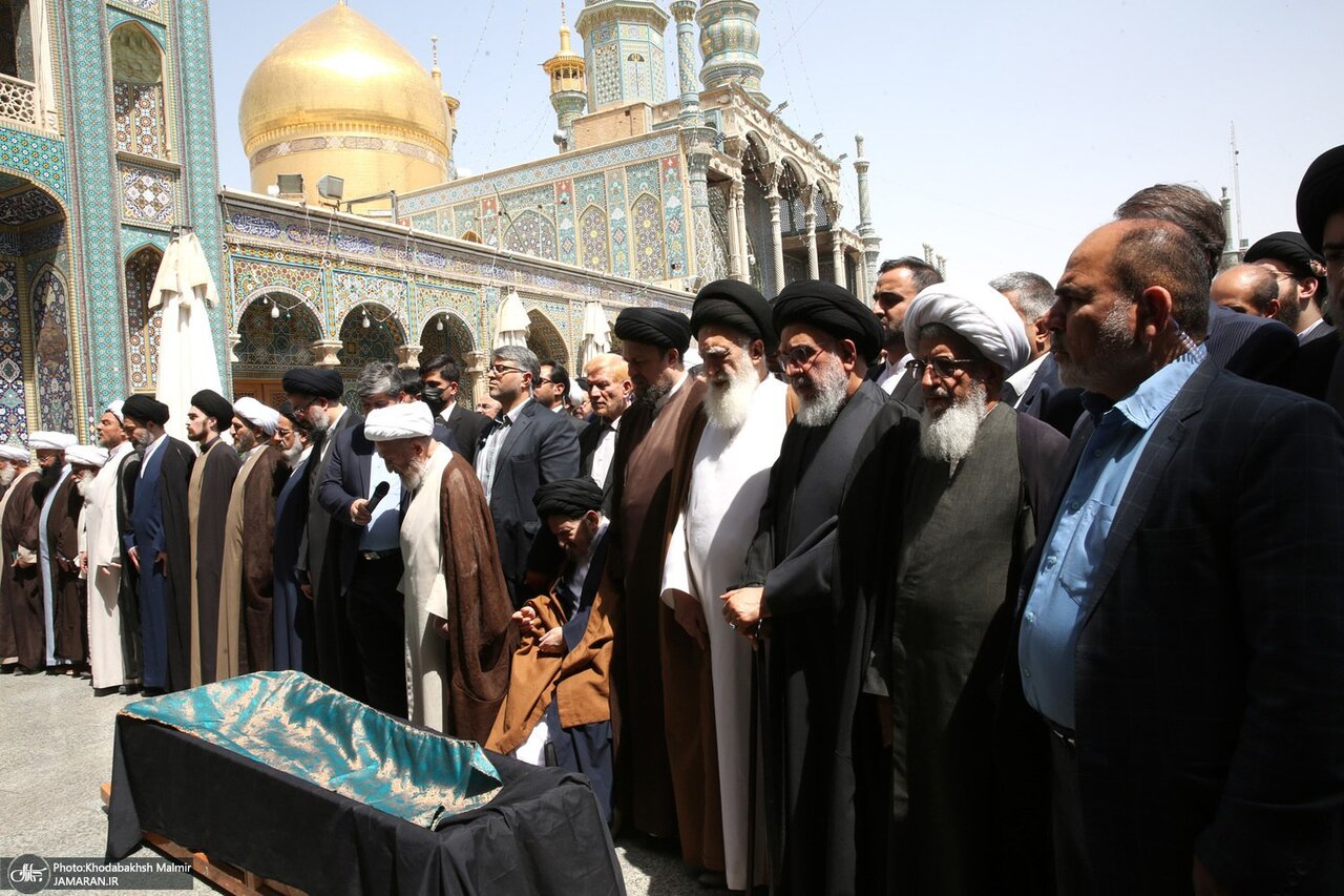 تصویری از سیدحسین خمینی هنگام نماز بر پیکر مادرش +عکس