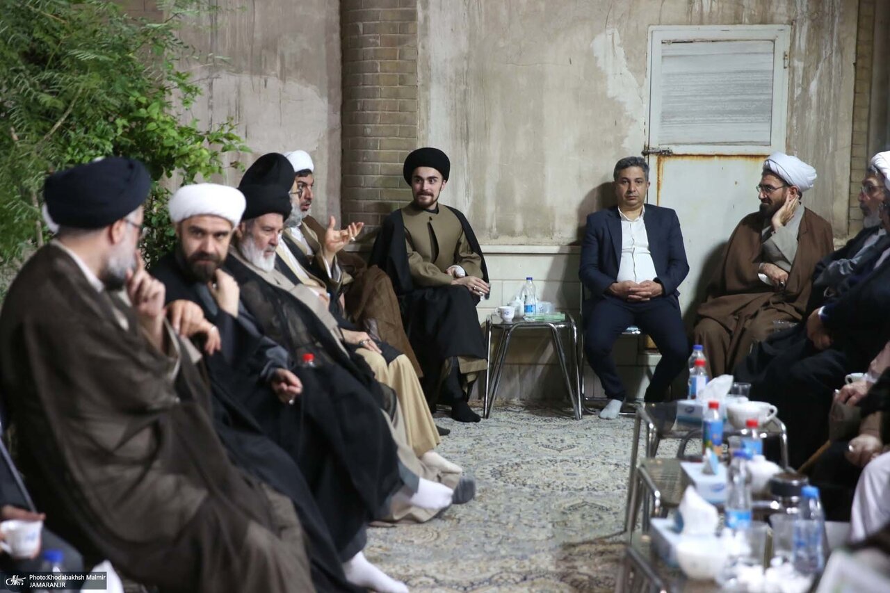 تصاویری از نوه و نتیجه امام خمینی در یک مراسم +عکس