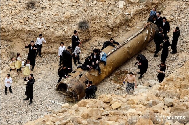 تصویر پربازدید از خاخام‌های اسرائیلی در کنار موشک بالستیک ایرانی+عکس