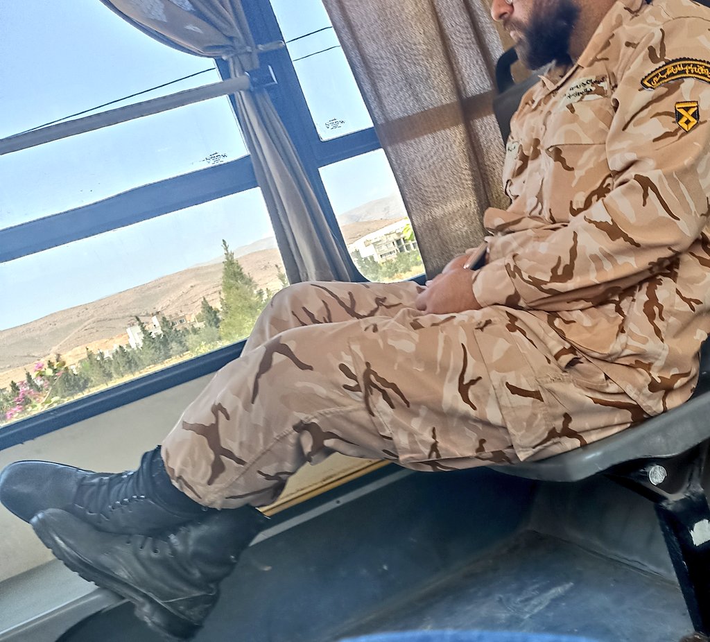 تصویر یک سرباز در اتوبوس بحث برانگیز شد+عکس