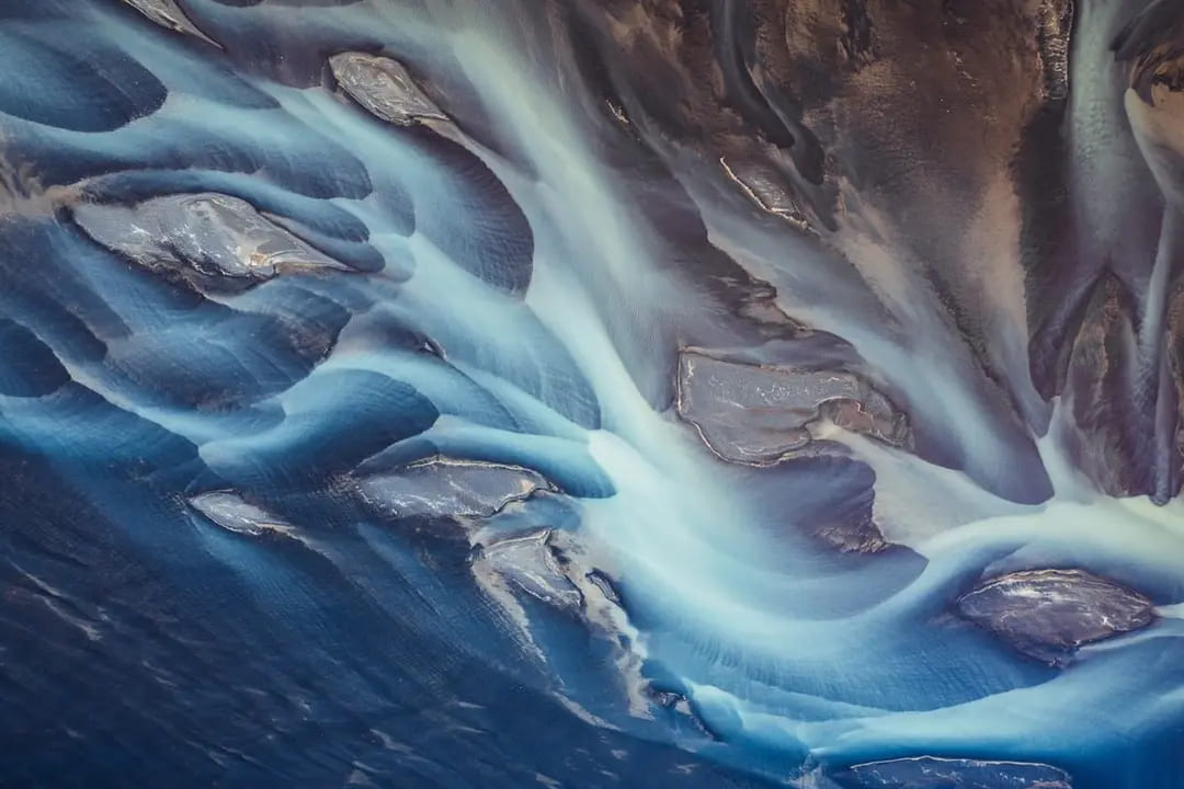 تصاویر هوایی خیره‌کننده از زیبایی انتزاعی رودخانه‌های یخ‌زده ایسلند + عکس
