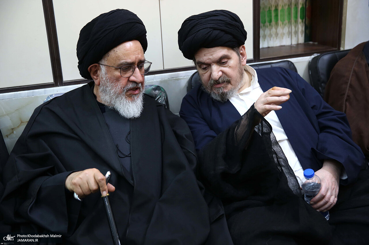 چهره غمگین سیدحسین خمینی در مراسم ختم مادرش+عکس