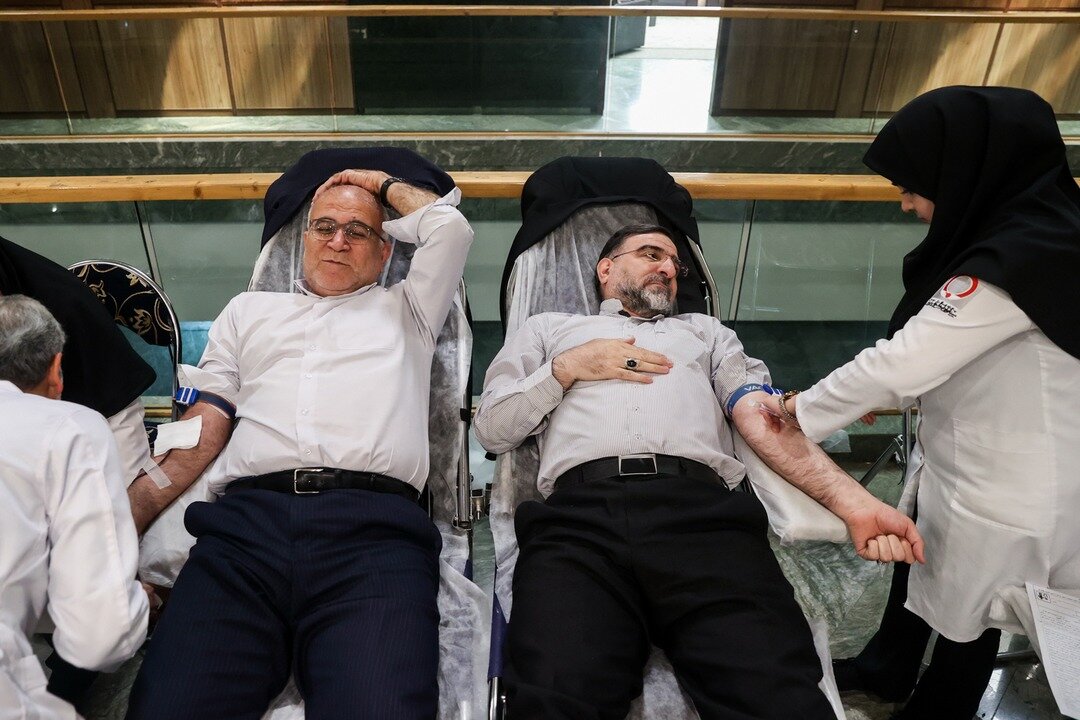 تصاویری متفاوت از نمایندگان مجلس در حال اهدای خون 