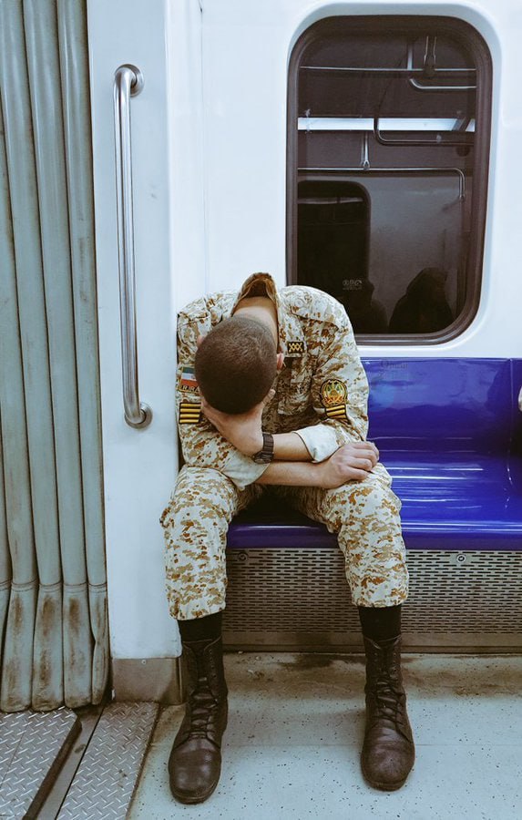 تصویری از یک سرباز تنها در مترو که مورد توجه قرار گرفت+عکس