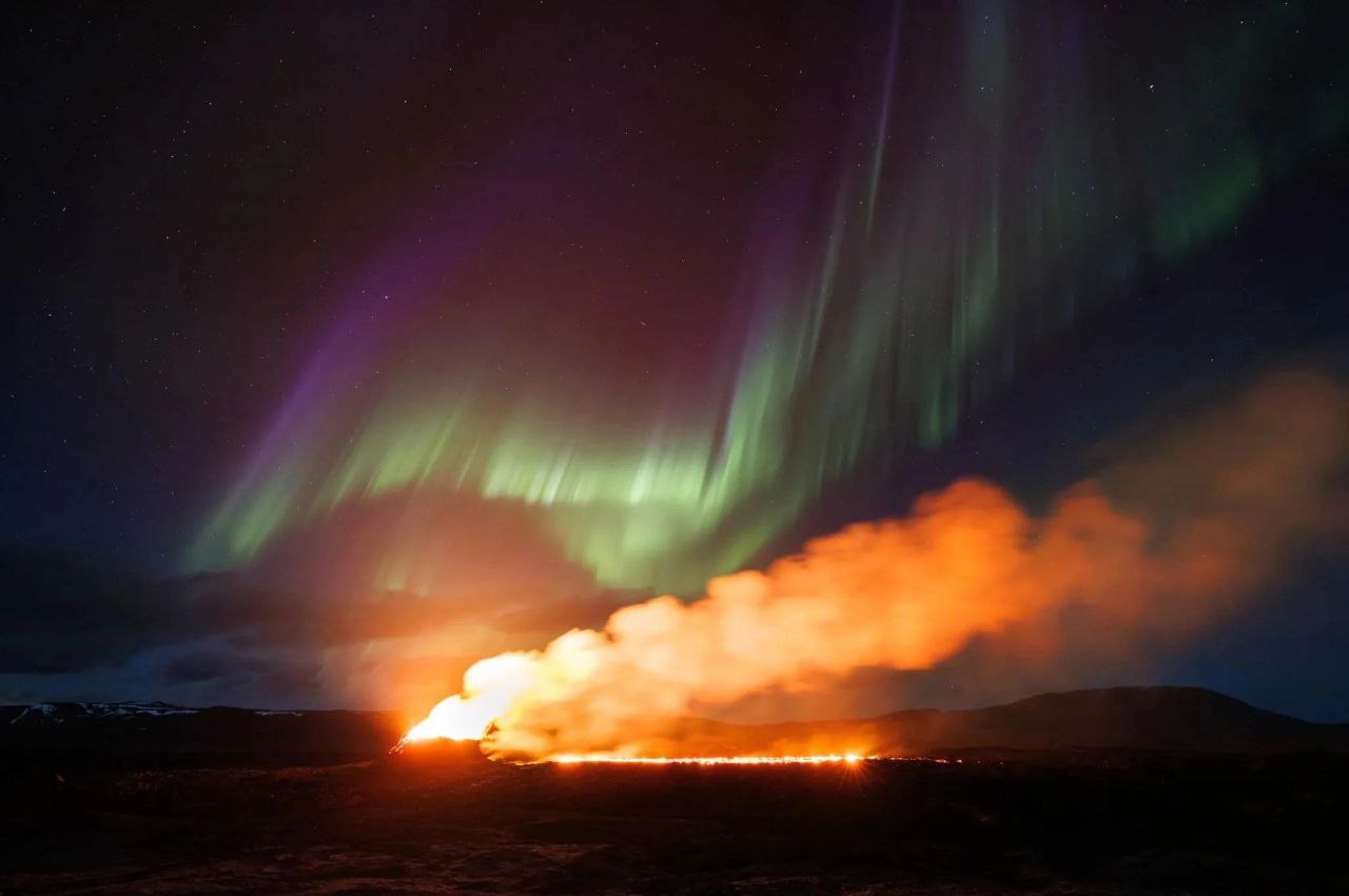 شفقِ قطبی در پس‌زمینه‌ی فورانِ آتشفشانی در ایسلند + عکس