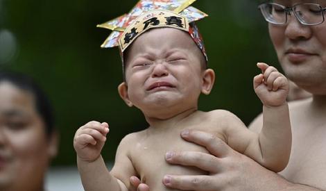 مسابقه عجیب کشتی گیران ژاپنی بر درآوردن گریه نوزادان+ تصاویر