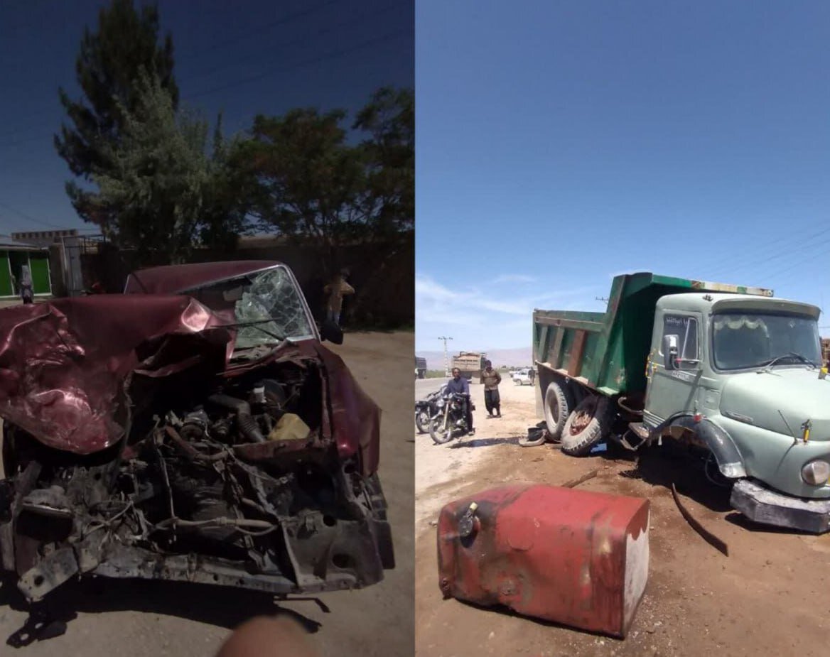 تصویری از تصادف شدید مزدا و کامیون در جاده رفسنجان +عکس