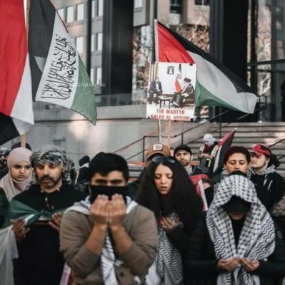 تصویر رهبر انقلاب در دست دانشجویان آمریکایی+عکس