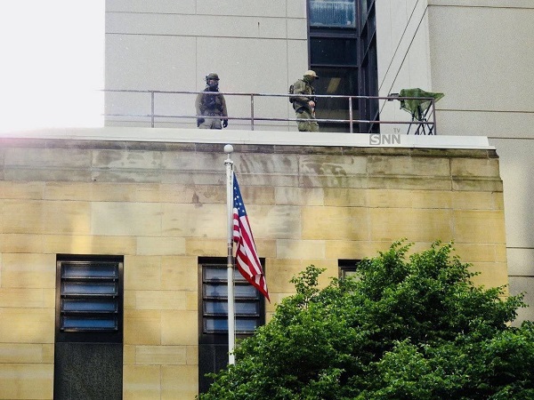 واقعا در اعتراضات دانشجویی آمریکا، تک تیرانداز روی پشت بام ها بود؟+ تصاویر