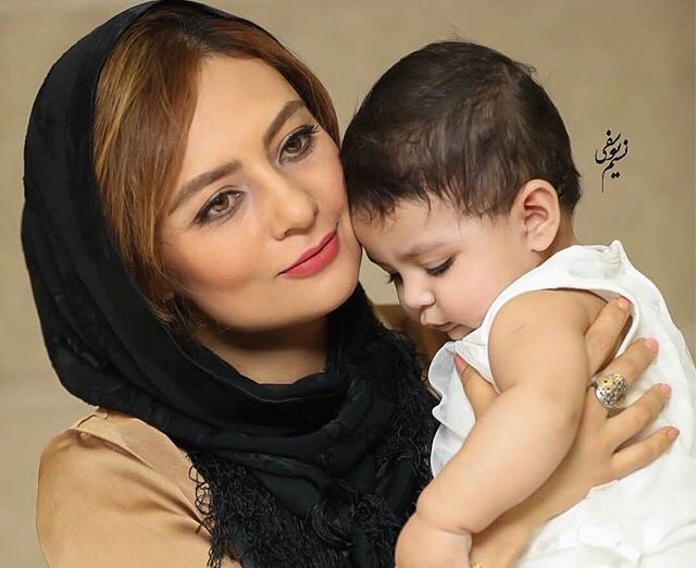 عکس/ خانم بازیگر به همراه همسر و فرزندش در یک مراسم 