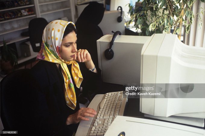 دختری در کافی نت شمال تهران در بهار۱۳۷۷ +عکس