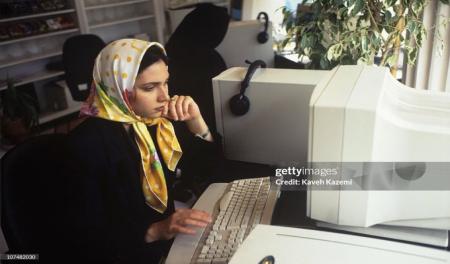دختری در کافی نت شمال تهران در بهار۱۳۷۷ +عکس