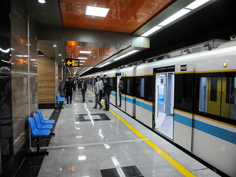 تصویر یک بنر در مترو تهران بحث برانگیز شد+عکس