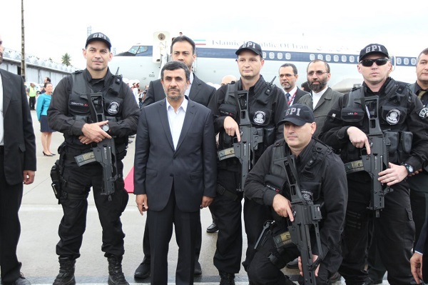 عکس قدیمی از محمود احمدی نژاد در میان نیروهای امنیتی خارجی تفنگ‌بدست!