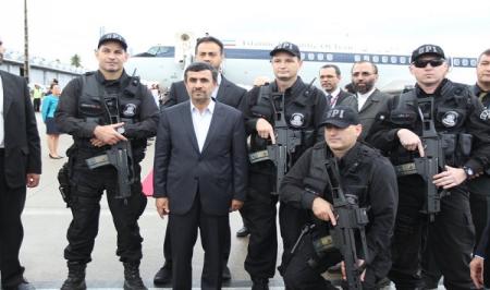عکس قدیمی از محمود احمدی نژاد در میان نیروهای امنیتی خارجی تفنگ‌بدست!