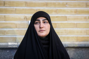 تصاویری از عزاداری دختر سردار سلیمانی در چهلم شهدای حمله اسرائیل به کنسولگری ایران در دمشق 
