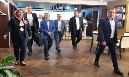 عکسی از تیپ و پوشش احمدی نژاد در مجارستان! + عکس