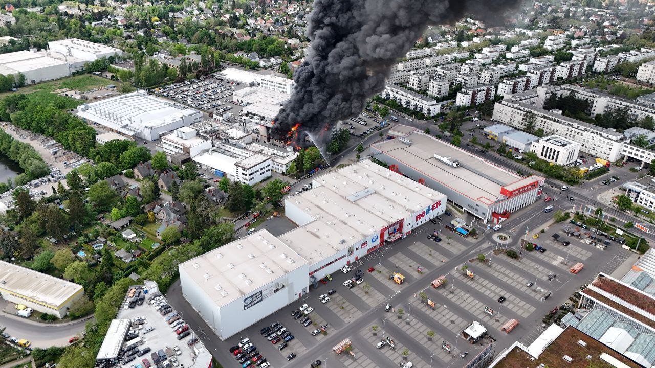 آتش‌سوزی در کارخانه صنایع نظامی «دیل» در برلین + عکس