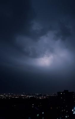 تصویری از رعد و برق در آسمان تهران + عکس