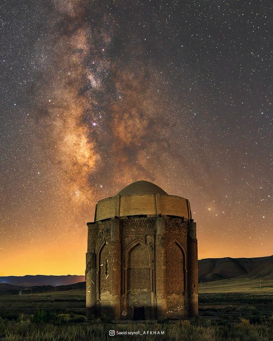 تصویر رویایی از کهکشان راه شیری بر فراز برج‌های خرقان 