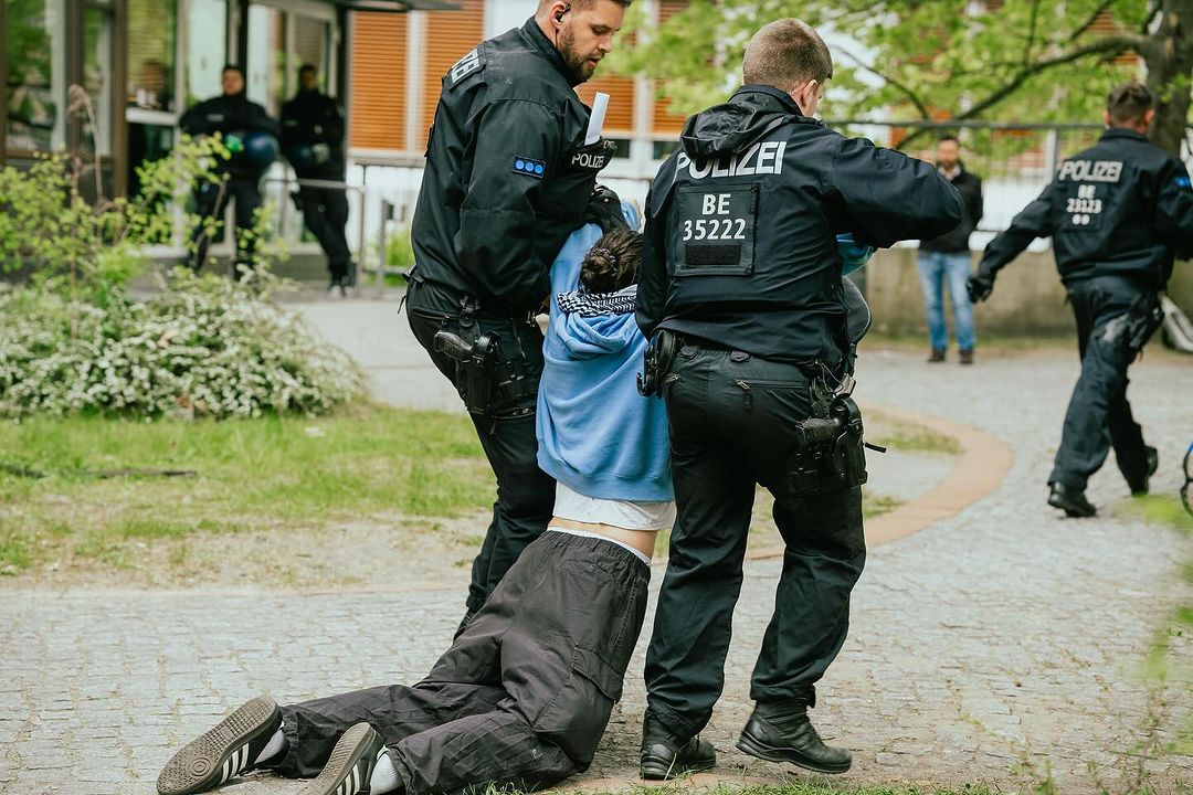پاسخ پلیس آلمان به دانشجویان معترض به جنایات صهیونیست ها! + عکس
