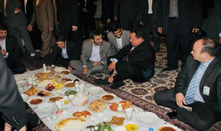 تصویر قدیمی از هوگو چاوز و احمدی‌نژاد در کنار سفره زرشک پلو+عکس