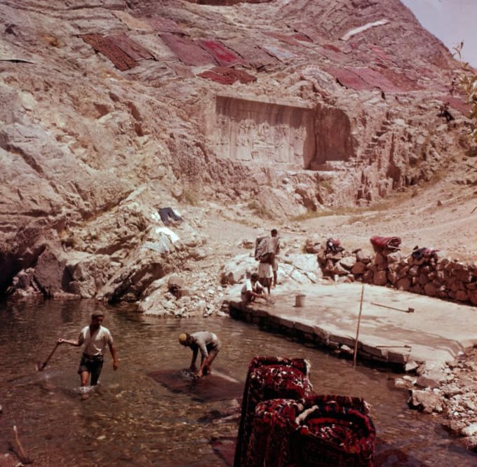 شستن فرش‌ها در چشمه علی شهرری در دهه ۱۹۶۰ +عکس