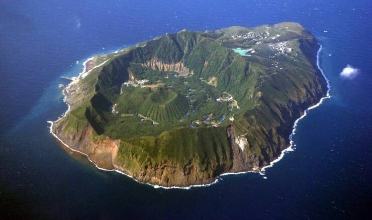 تصویری از کوچک‌ترین جزیره آتشفشانی ژاپن که ساکنان کمی دارد+عکس
