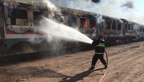 عکس هایی از آتش سوزی قطار حومه‌ای هشتگرد - تهران و اطفا حریق آن