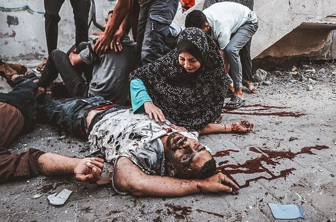 حال و روز یک خواهر اهل غزه در کنار پیکر غرق به خون برادرش+عکس