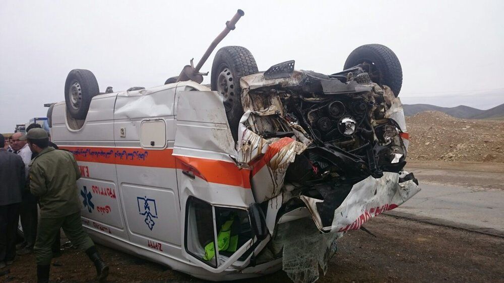تصویر تلخ از واژگونی یک آمبولانس در یزد