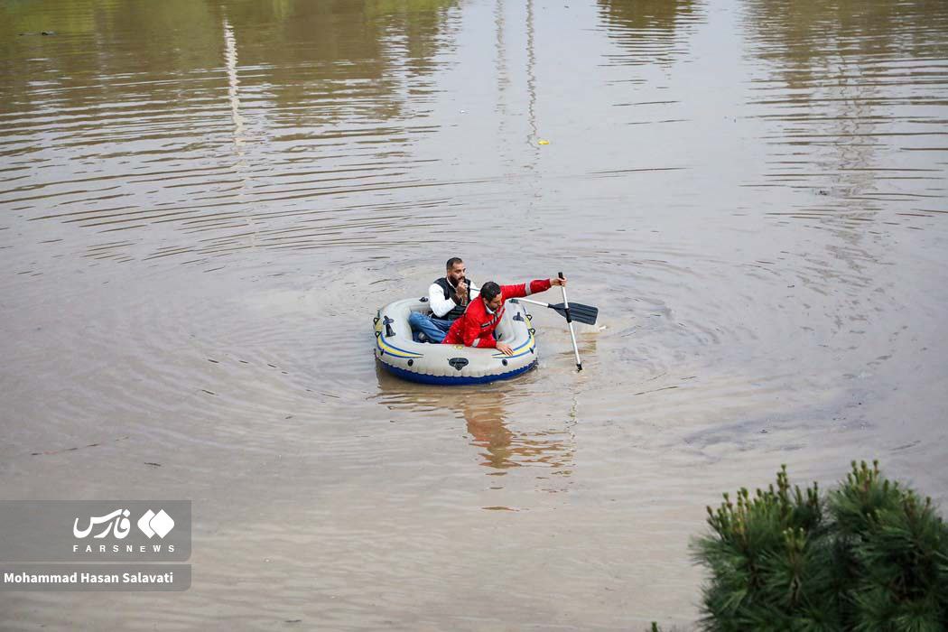قایق سواری در سیلابِ مشهد + عکس