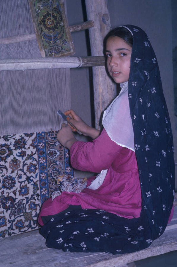 تصویر قدیمی از یک دختر اصفهانی قالی باف معصوم+عکس