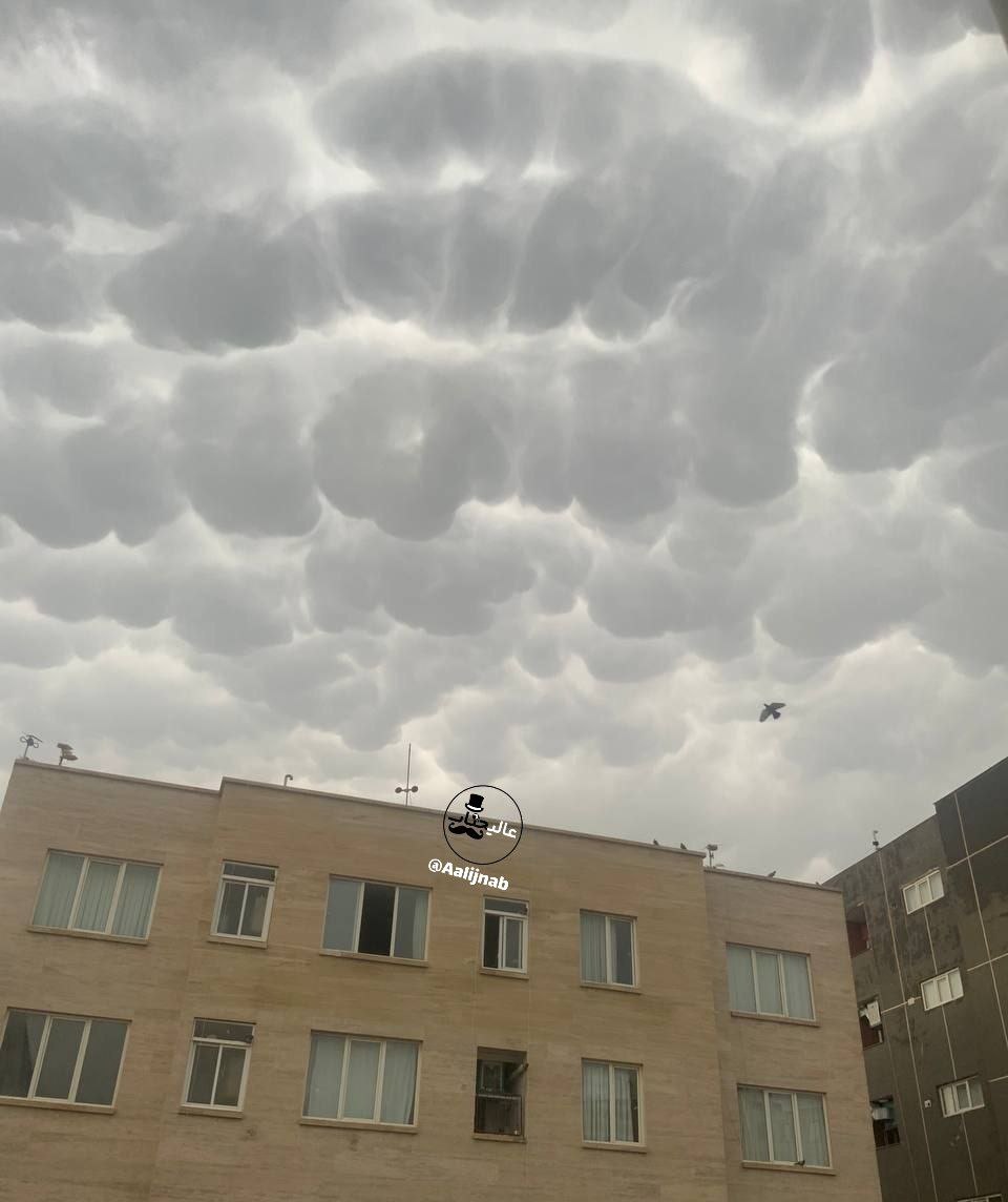 تصویر زیر از آسمان دیروز مشهد در فضای مجازی پُربازدید شده است.