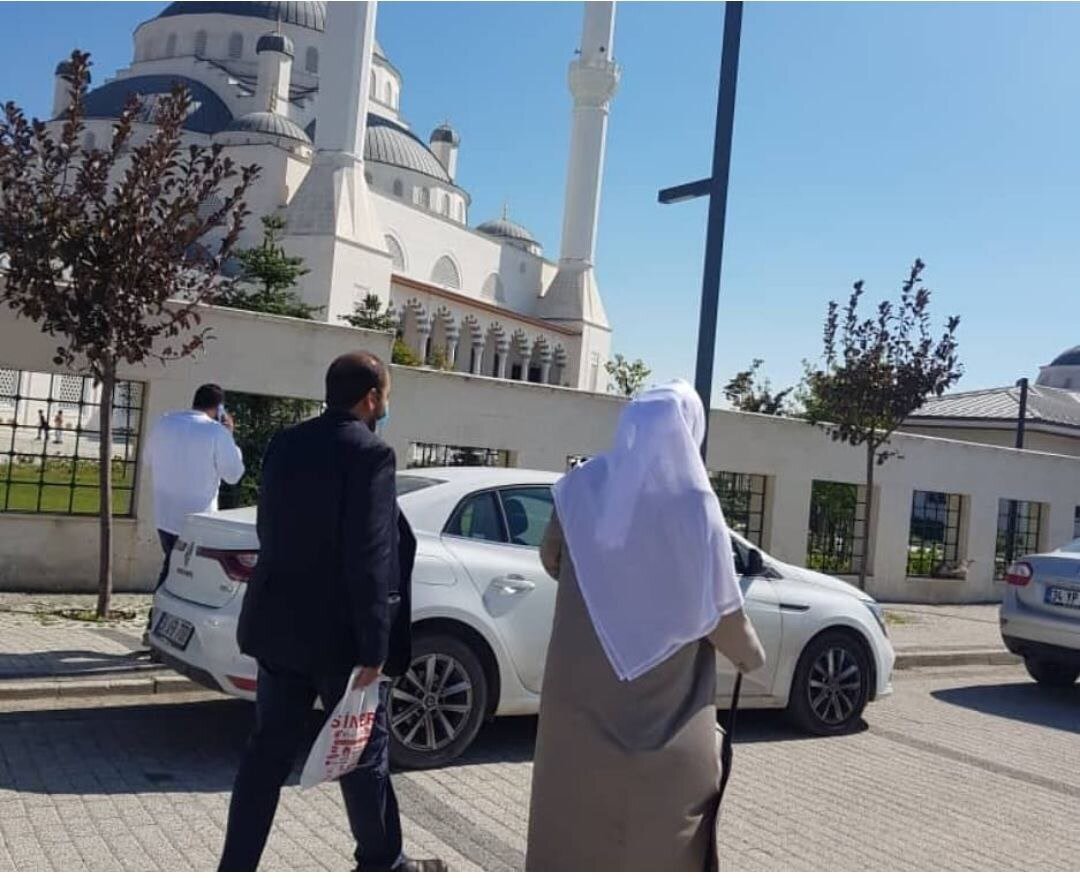 اولین تصویر از مولوی عبدالحمید در خارج از کشور 
