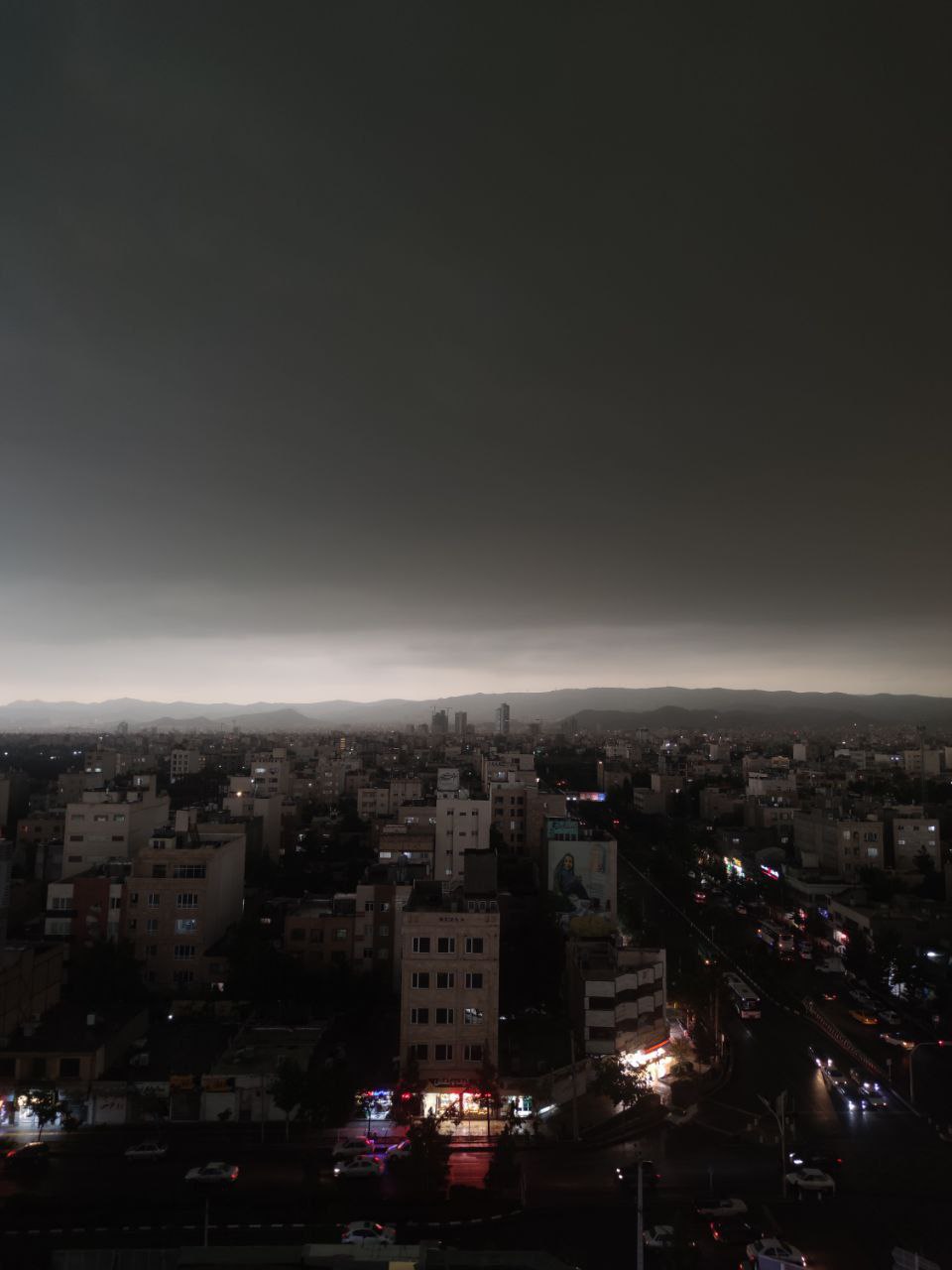 تصویر آخرالزمانی از تاریک شدن آسمان مشهد در وسط روز+عکس