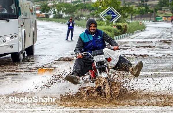 پربازدیدترین عکس از سیل مشهد؛ تصویری از یک موتورسوار که با اعتماد به نفس موتور را در سیل کنترل می‌کند 