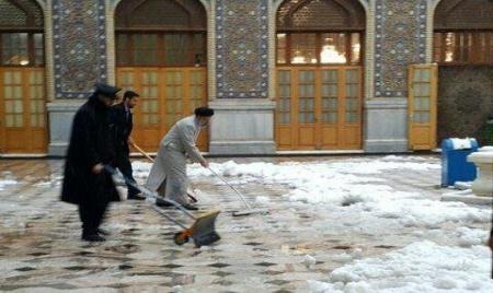 برف روبی صحن مطهر امام رضا (ع) توسط شهید رئیسی در سال ۱۳۹۵+عکس 