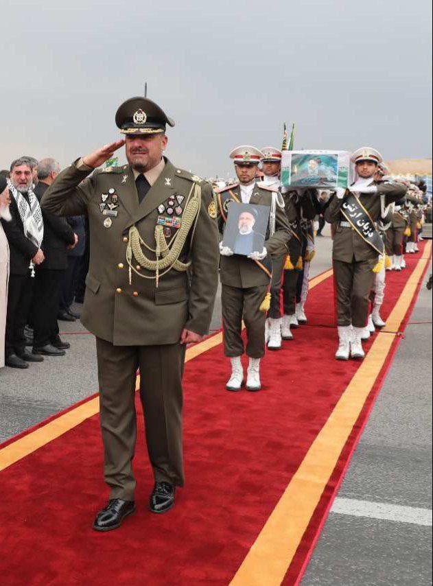 چهره گریان آجودان مخصوص رئیس جمهور در مراسم تشییع شهدا + عکس