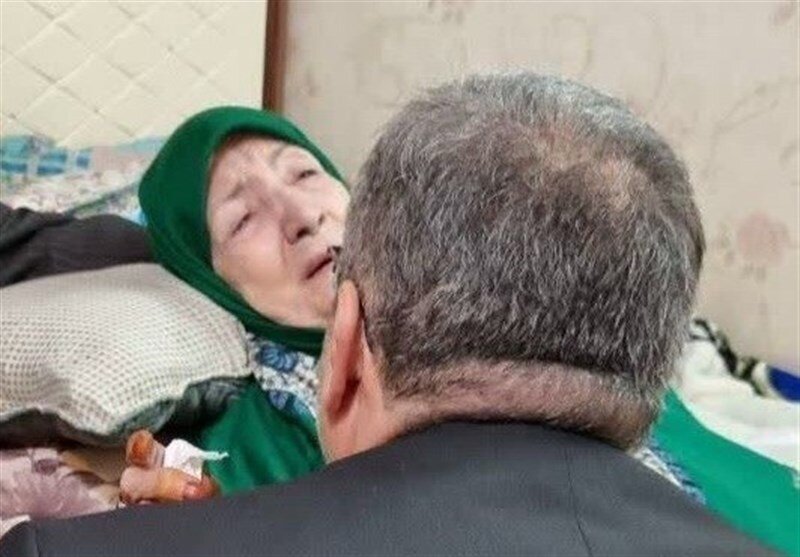 تصاویر جانگداز از چهره ماتم زده مادر شهید رئیسی