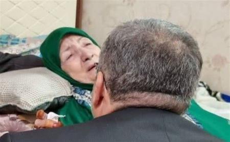 تصاویر جانگداز از چهره ماتم زده مادر شهید رئیسی